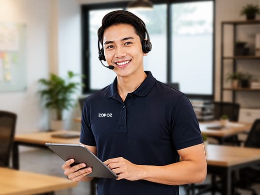 Tim Omnipoz Support memakai headset dan tablet