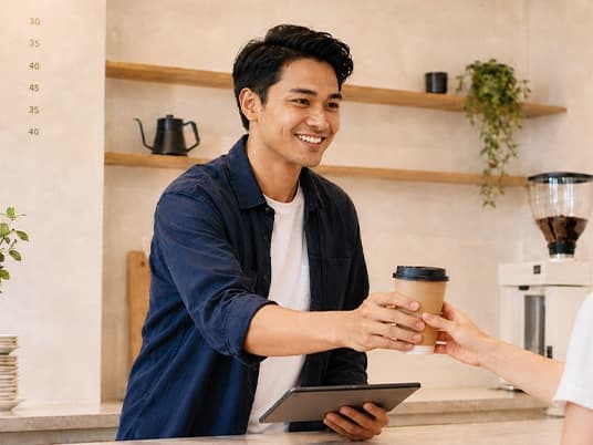 Kasir kafe melayani pelanggan dengan tablet Omnipoz