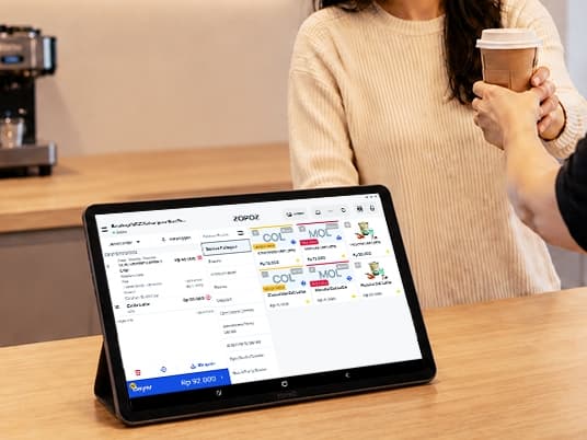 Tablet kasir Omnipoz di meja kafe